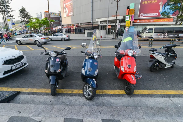 Três motos bem estacionadas na rua em Seul — Fotografia de Stock
