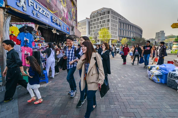 Jovens caminhando na área comercial Dongdaemun em Seul, Coréia — Fotografia de Stock