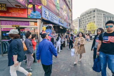 Seul Dongdaemun alanında alışveriş bütçe için arayan genç insanlar