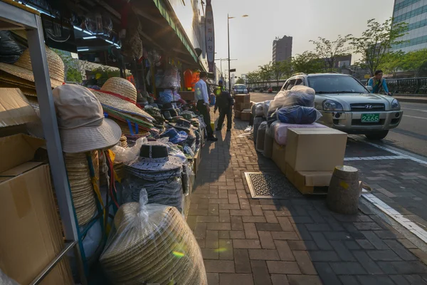 Balcões de compras com vários bens baratos no mercado na área de Dongdaemun em Seul — Fotografia de Stock