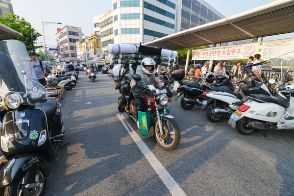 Motorrijder met enorme gewicht op de bagage boot in Dongdaemun gebied in Seoul — Stockfoto