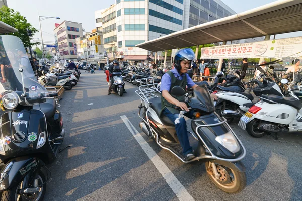 Um homem de bicicleta na área de Dongdaemun em Seul — Fotografia de Stock