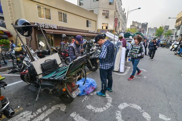 Trabalhadores no território do mercado de Dongdaemun em Seul — Fotografia de Stock