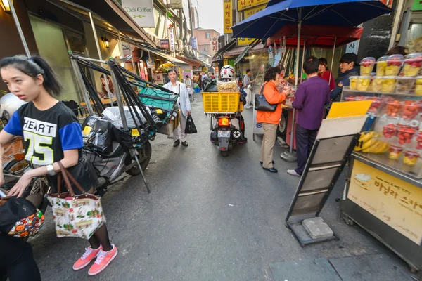 Pessoas no corredor estreito no mercado na área de Dongdaemun em Seul — Fotografia de Stock