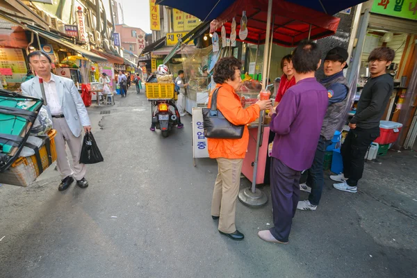 Pessoas no mercado na área de Dongdaemun em Seul — Fotografia de Stock