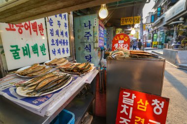 Seul Dongdaemun pazarda satışa taze kızarmış balık
