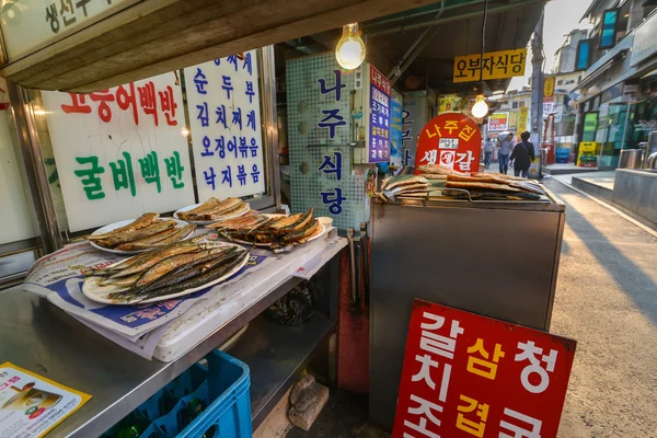 Comida frita cerca de la cafetería de la calle en la zona de mercado de Dongdaemun en Seúl —  Fotos de Stock