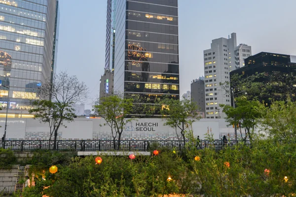 Kontorsbyggnader längs Cheonggyecheon-ro-kanalen i centrala Seoul i kvällen — Stockfoto