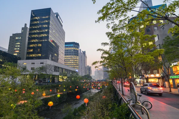 Cheonggyecheon-ro luzes do canal ao pôr do sol em Seul — Fotografia de Stock