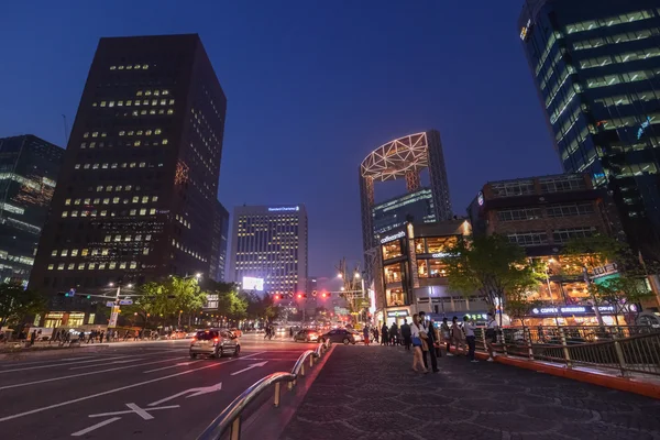 서울 시내 중심에에서 청계천으로 운하를 건너는 다리 — 스톡 사진