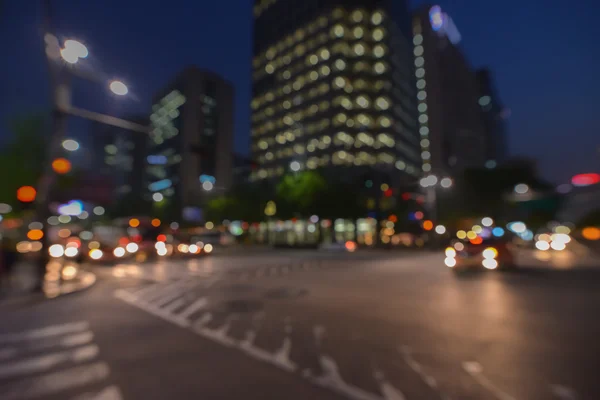 Magnifiquement brouillé lumières de la ville nocturne de la croix de la route — Photo