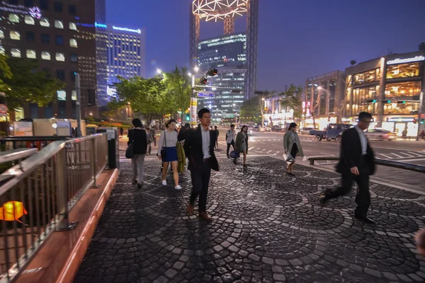 Människor över bron vid kväll på downtown i Seoul — Stockfoto