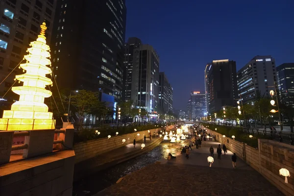 Grande lanterna sul ponte sul canale Cheonggyucheon-ro a Seoul — Foto Stock