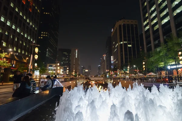 Se Cheonggyucheon-kanalen gjennom hovedfontenen i Seoul – stockfoto