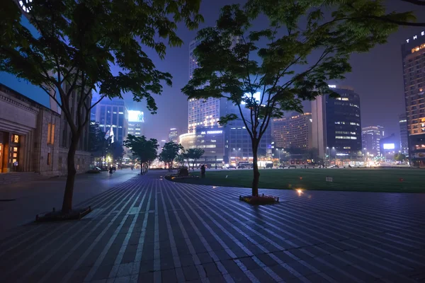 Geweldige nacht tijd verlichting in Seoul Plaza in de buurt van het stadhuis in het centrum van Seoul — Stockfoto