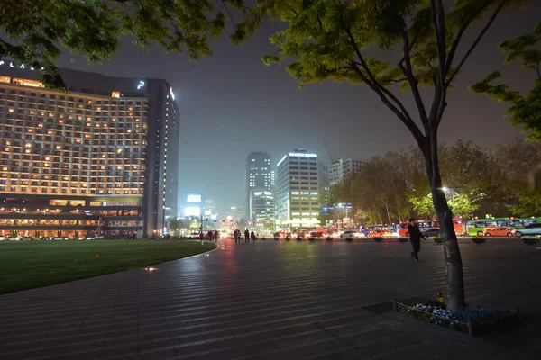 Increíble iluminación nocturna en la Plaza de Seúl cerca del Ayuntamiento en el centro de Seúl — Foto de Stock