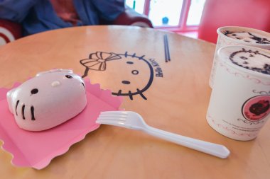 Pembe Kitty pasta ve Seul Hello Kitty Cafe'de güzel yapılmış cappuccino