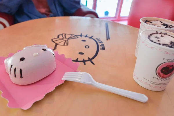 Rosa Kitty Pie und wunderschön gemachte Cappuccinos im Hello Kitty Café in Seoul — Stockfoto