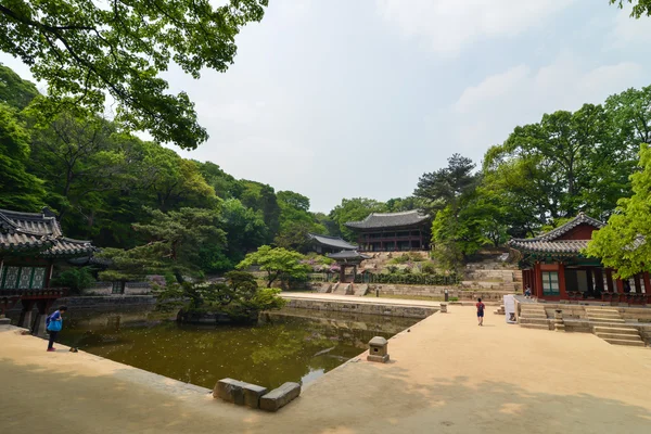 Rybník uprostřed starých budov na území Changdeokgung palác, Seoul, Korea — Stock fotografie