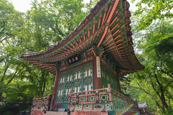 Starożytne kolorowy drewniany budynek na terytorium Changdeokgung Pałac, Seul, Korea — Zdjęcie stockowe