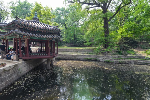 传统韩国乔木在池塘的领土的昌德宫宫，首尔，韩国 — 图库照片