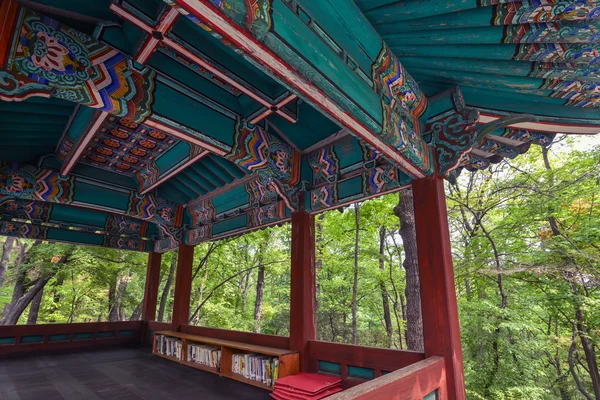 SEOUL, CORÉE DU SUD - Ancienne tonnelle sur le territoire du palais Changdeokgung, Séoul, Corée — Photo