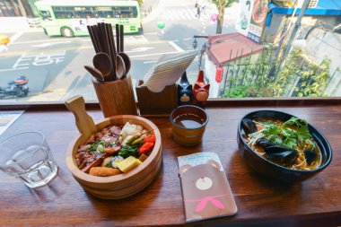 Bukchon Hanok köyünde, Seul, Kore leziz geleneksel yemekler servis