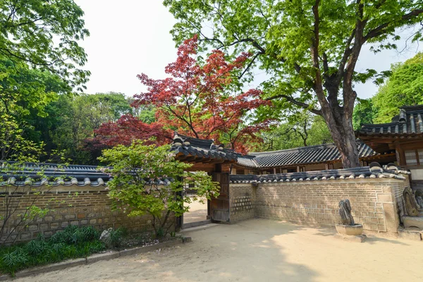 Antiga arquitetura tradicional no território do Palácio Changdeokgung, Seul, Coréia — Fotografia de Stock