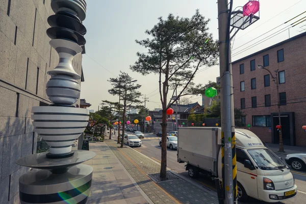 Ulica w tradycyjnej dzielnicy Bukchon, Seul, Korea — Zdjęcie stockowe