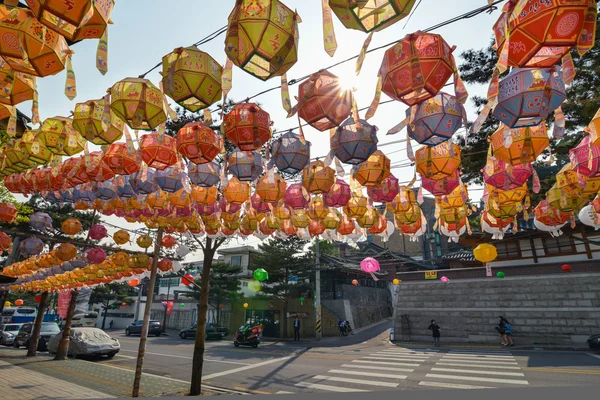 En hel del färgglada kinesiska lyktor hängande ovanför trottoaren i Bukchon district, Seoul, Korea — Stockfoto
