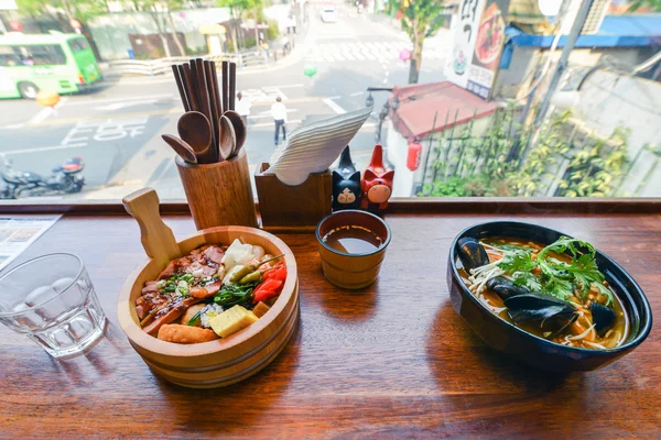 Hermosa y sabrosa comida tradicional en Bukchon Hanok Village, Seúl, Corea —  Fotos de Stock