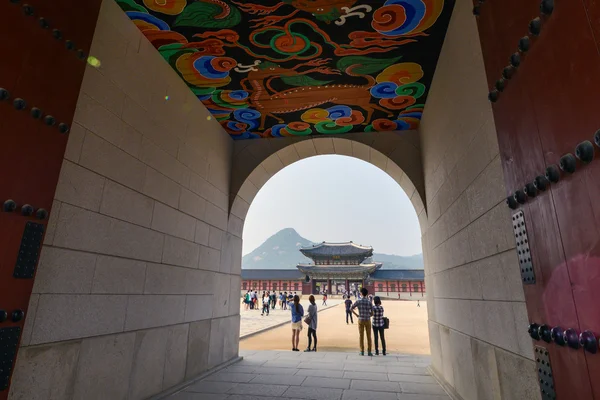 Gehen durch das gwanghwamun-Tor mit yeongjegyo im Hintergrund, seoul, Korea — Stockfoto