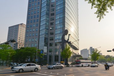 Seul merkezinde dev modern heykel