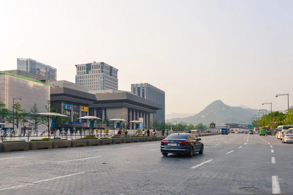 Breite zentrale Straße und der Berg im Hintergrund. seoul, Korea — Stockfoto