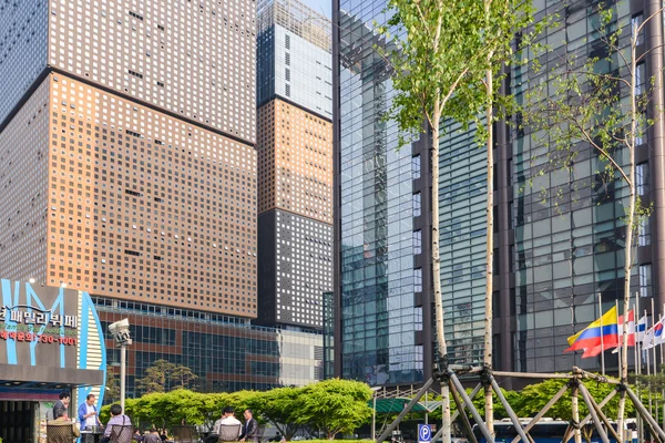 Bâtiments en verre et en métal - architecture coréenne moderne à Séoul — Photo