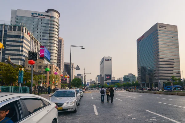 在首尔市中心的宽中央大街 — 图库照片