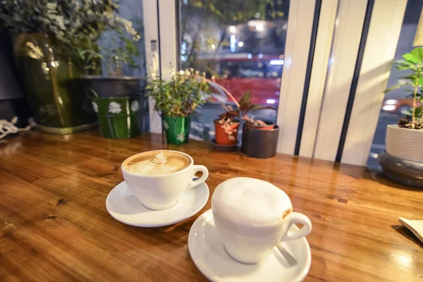 Buen café en un agradable café acogedor en el centro con luces de la ciudad en el fondo en Seúl — Foto de Stock