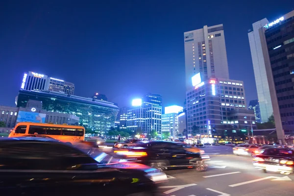 Arkitektur och kvällen trafik i centrum av Seoul — Stockfoto