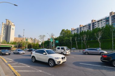 Gangnam bölgesinde, Seul yolda araba