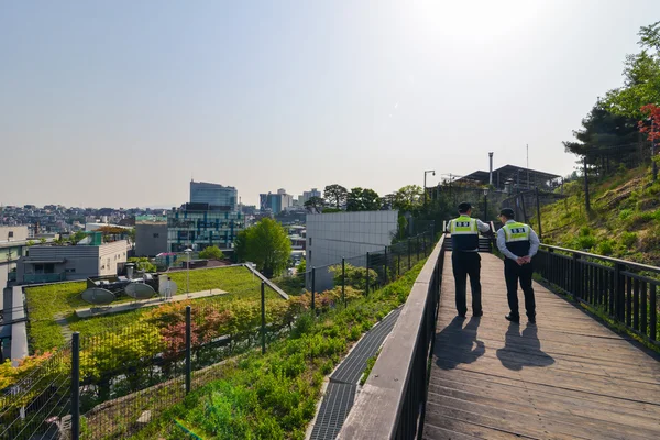 两个警察走在公共的地方，在首尔 — 图库照片