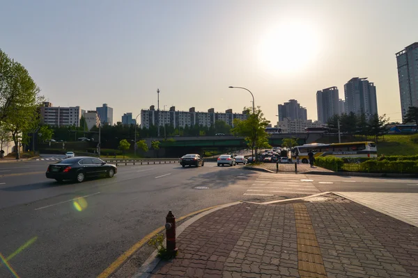 Ampla estrada e calçada no distrito de Gangnam, em Seul — Fotografia de Stock