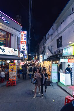 Gece saatlerinde Seul Hungdae ilçesinde Şık gençlik, Kore
