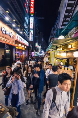 Gençler arasında popüler Hungdae Seul çok crowdy akşamları ilçesidir
