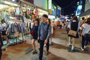 Seoul, Kore yerel mağazalar içinde Hungdae bölgesinde boyunca yürüyüş genç Koreli Çift