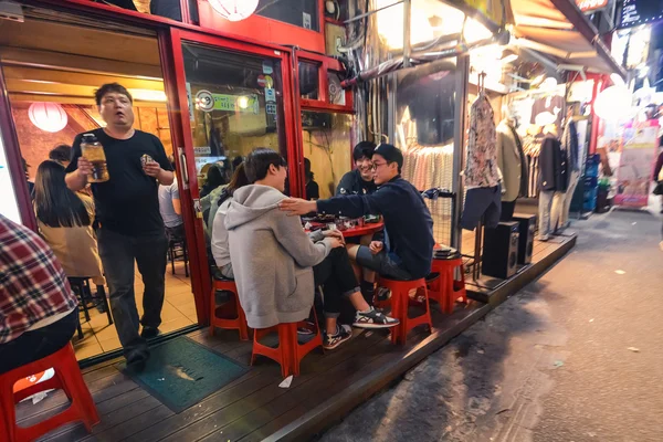 男孩在街边咖啡馆在 Hungdae 区在首尔，韩国 — 图库照片