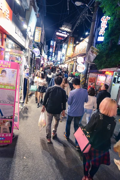 Молодые люди, идущие в районе Хундэ в Сеуле, Корея — стоковое фото