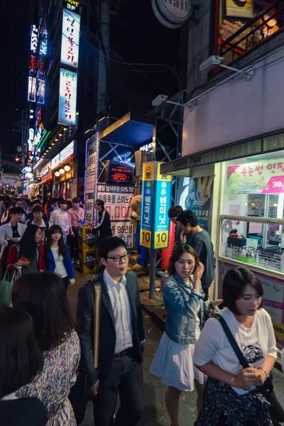 Människor umgås In Hungdae distriktet i Seoul, Korea — Stockfoto