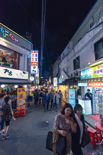 Forgatagában kerületben esténként terület a Hungdae Seoul, Korea — Stock Fotó