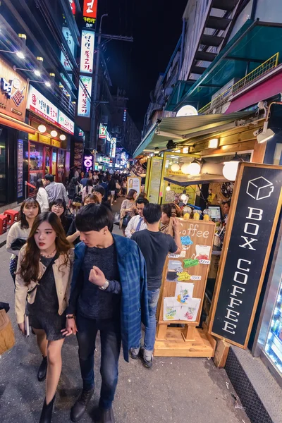 Popular among the young people Hungdae district in Seoul is very crowdy in the evenings — Stock Photo, Image