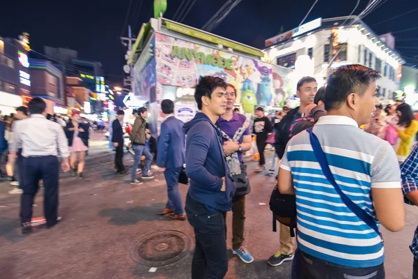 Grupo de rapazes coreanos saem à noite no distrito de Hungarian em Seul, Coreia — Fotografia de Stock